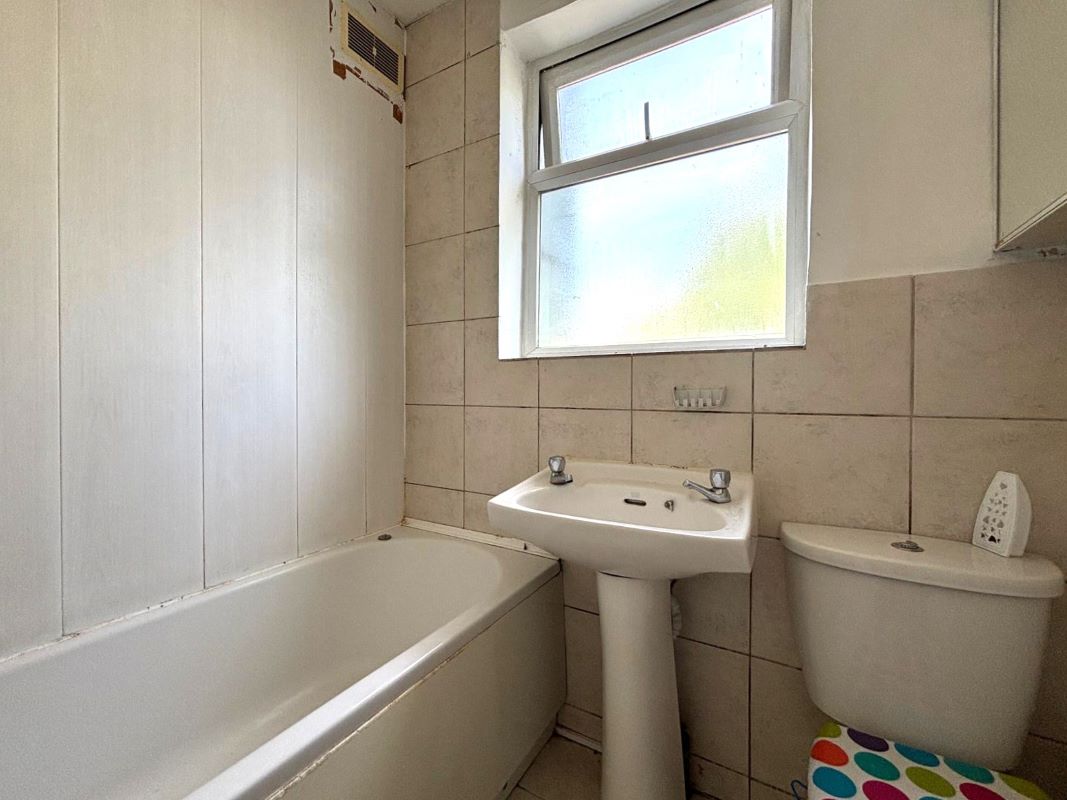 Online Property Auction in London: Courtlands Drive, Watford, WD17 4HZ | Auction ends 04/12/2025, a Guide Price of £80,000+.