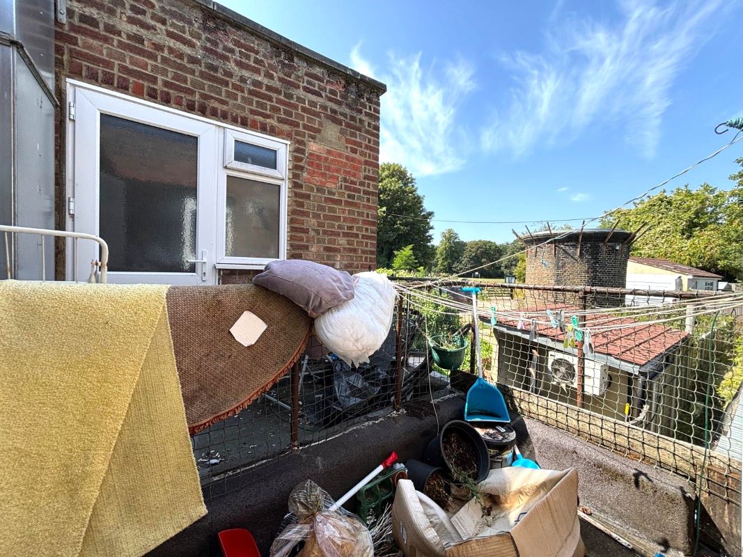 Online Property Auction in London: Courtlands Drive, Watford, WD17 4HZ | Auction ends 04/12/2025, a Guide Price of £80,000+.