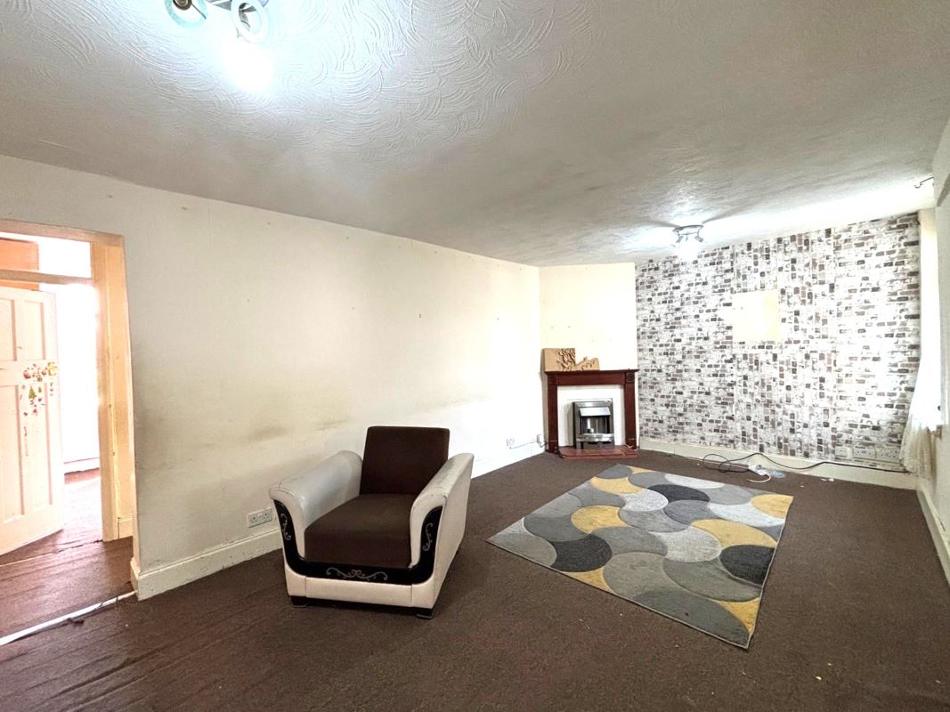 Online Property Auction in London: Courtlands Drive, Watford, WD17 4HZ | Auction ends 04/12/2025, a Guide Price of £80,000+.