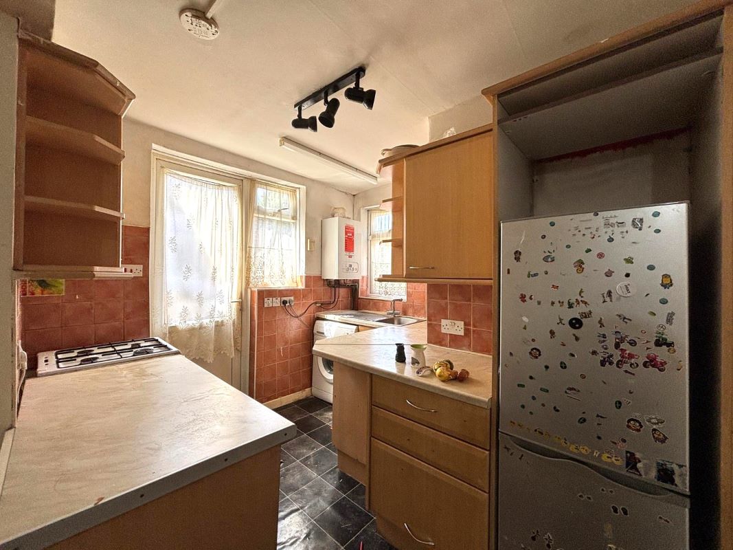 Online Property Auction in London: Courtlands Drive, Watford, WD17 4HZ | Auction ends 04/12/2025, a Guide Price of £80,000+.