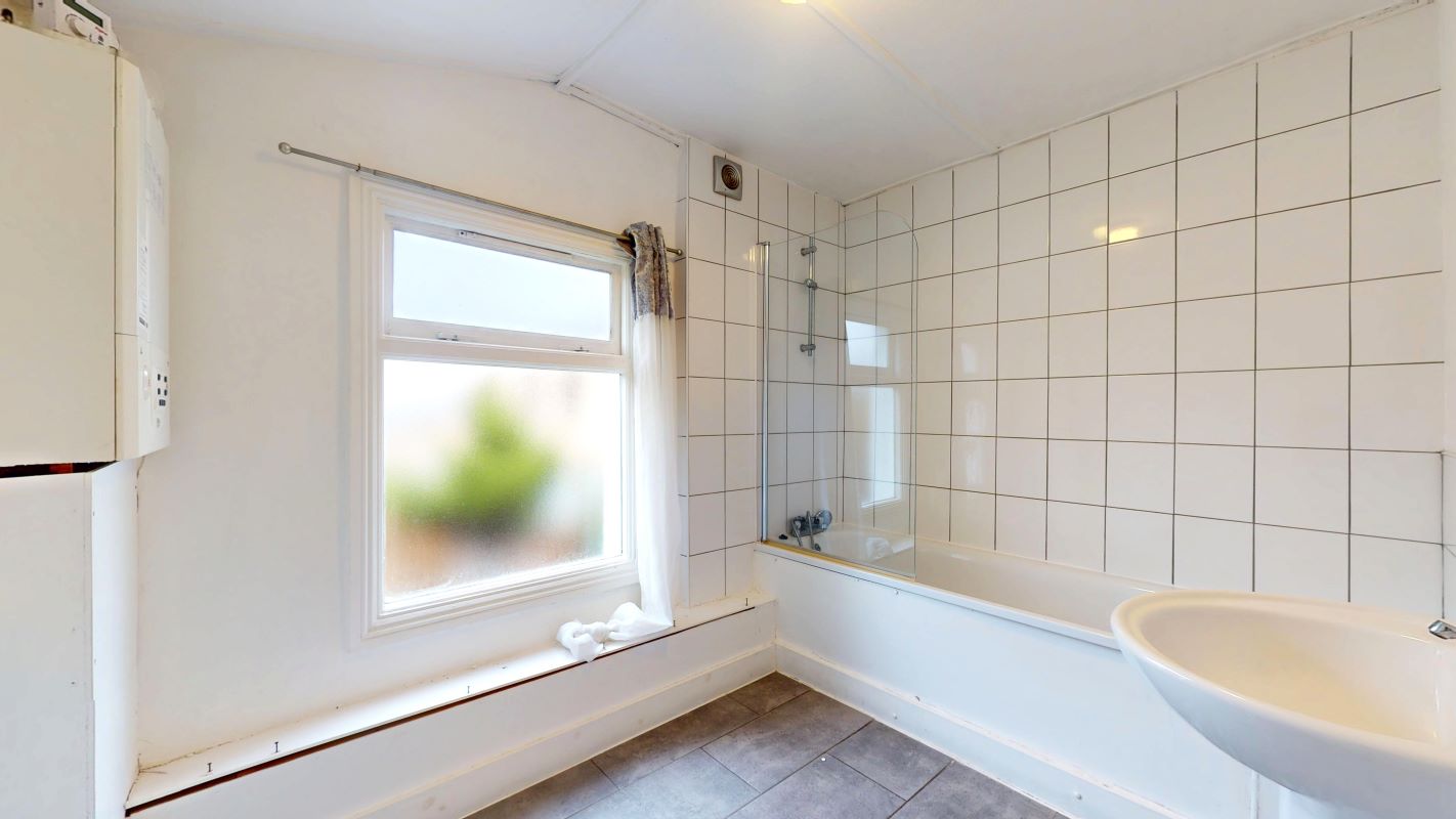 Online Property Auction in London: Howden Street, Peckham Rye, SE15 4LB | Auction ends 04/12/2025, a Guide Price of £750,000+.