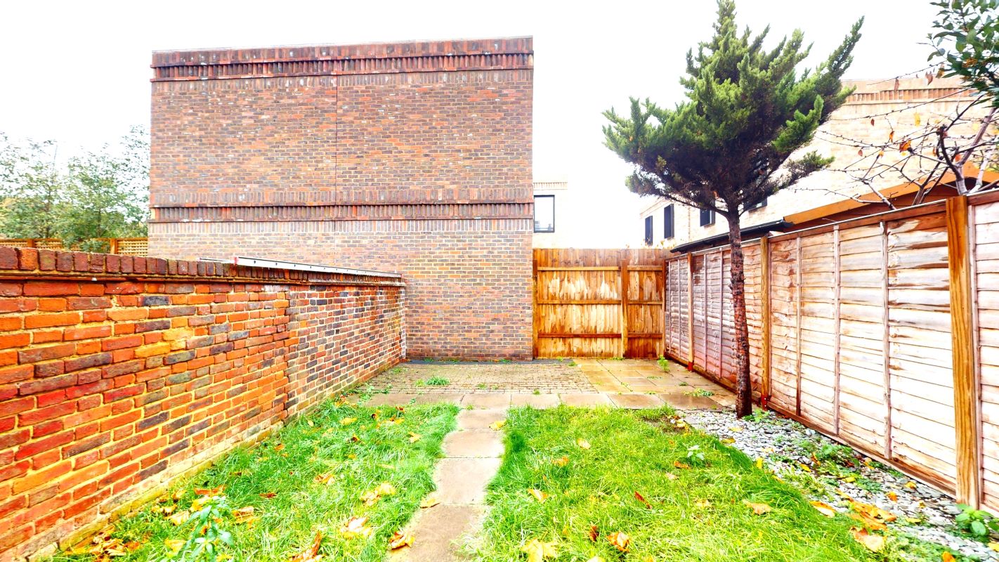 Online Property Auction in London: Howden Street, Peckham Rye, SE15 4LB | Auction ends 04/12/2025, a Guide Price of £750,000+.