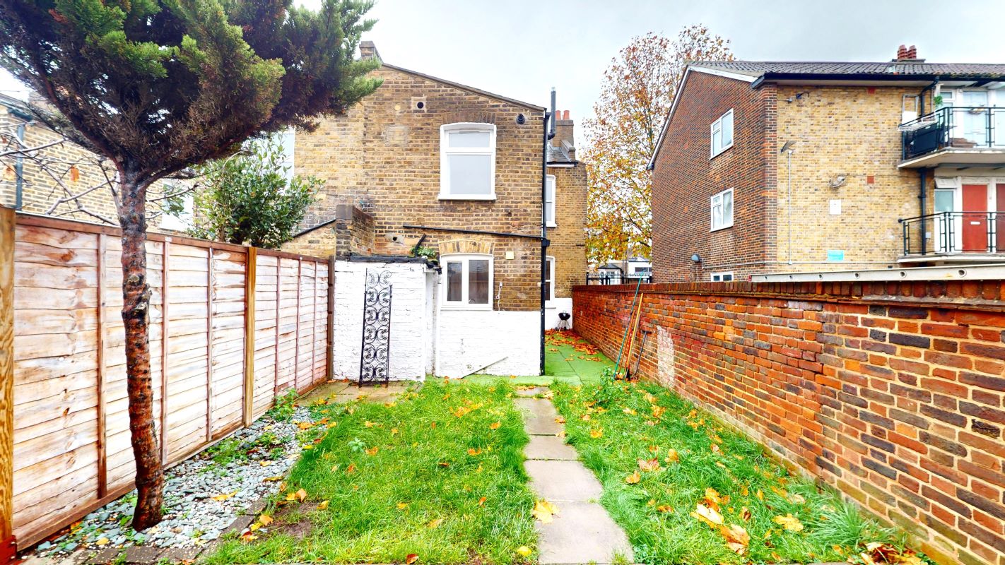Online Property Auction in London: Howden Street, Peckham Rye, SE15 4LB | Auction ends 04/12/2025, a Guide Price of £750,000+.