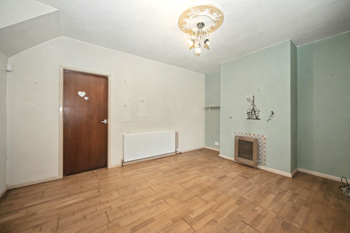 87 Inverness Road, Dukinfield, SK16 5AF