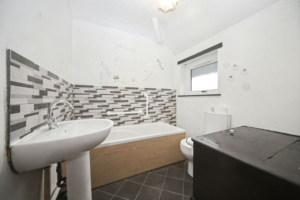 87 Inverness Road, Dukinfield, SK16 5AF