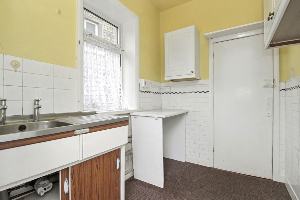 42 Lowerhouses Lane, Huddersfield, HD5 8JW