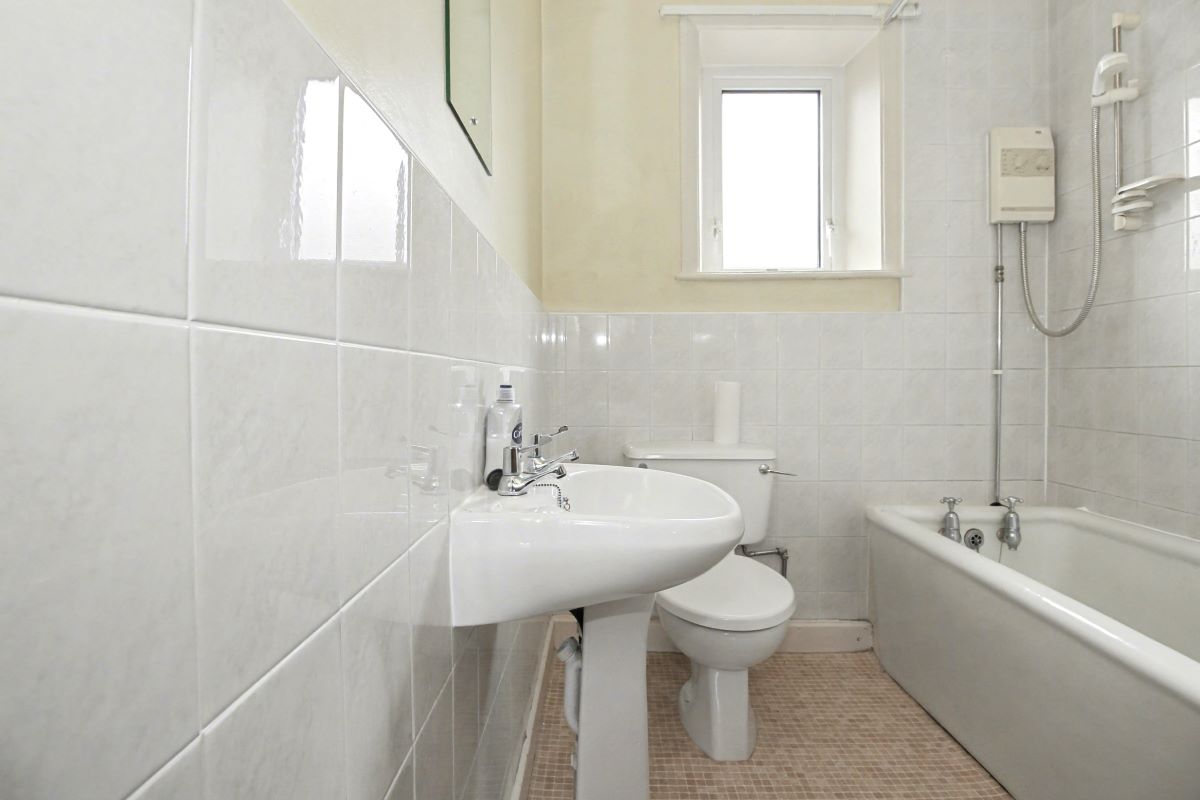 42 Lowerhouses Lane, Huddersfield, HD5 8JW