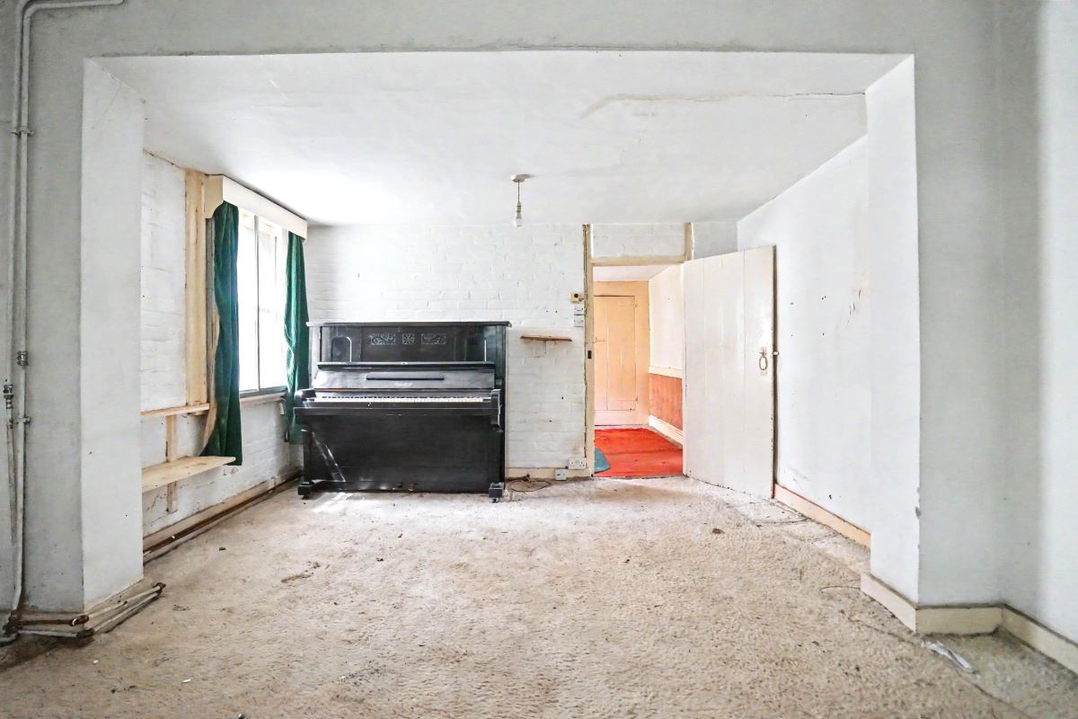 Image 4 of 20