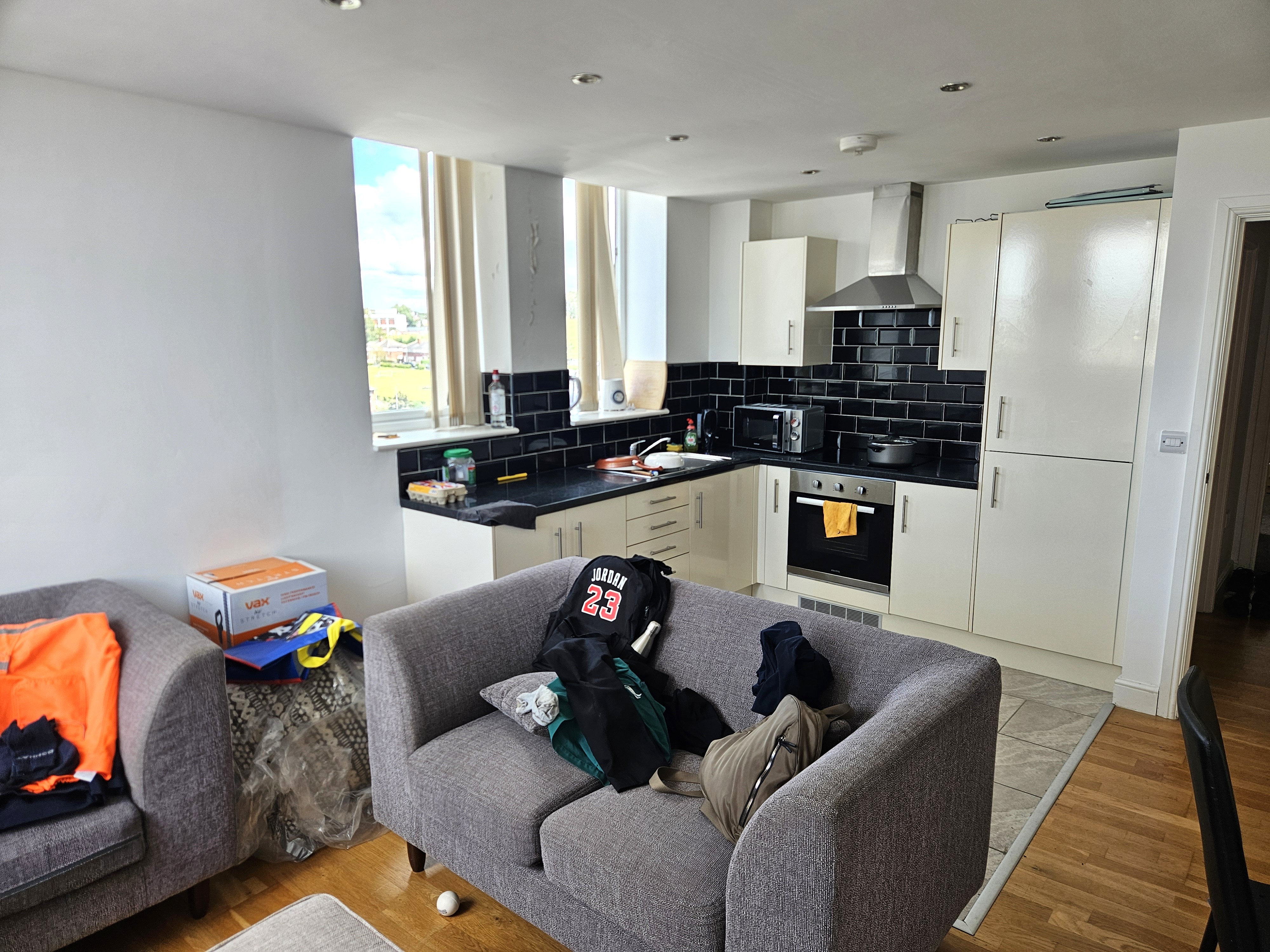 Image 2 of 8
