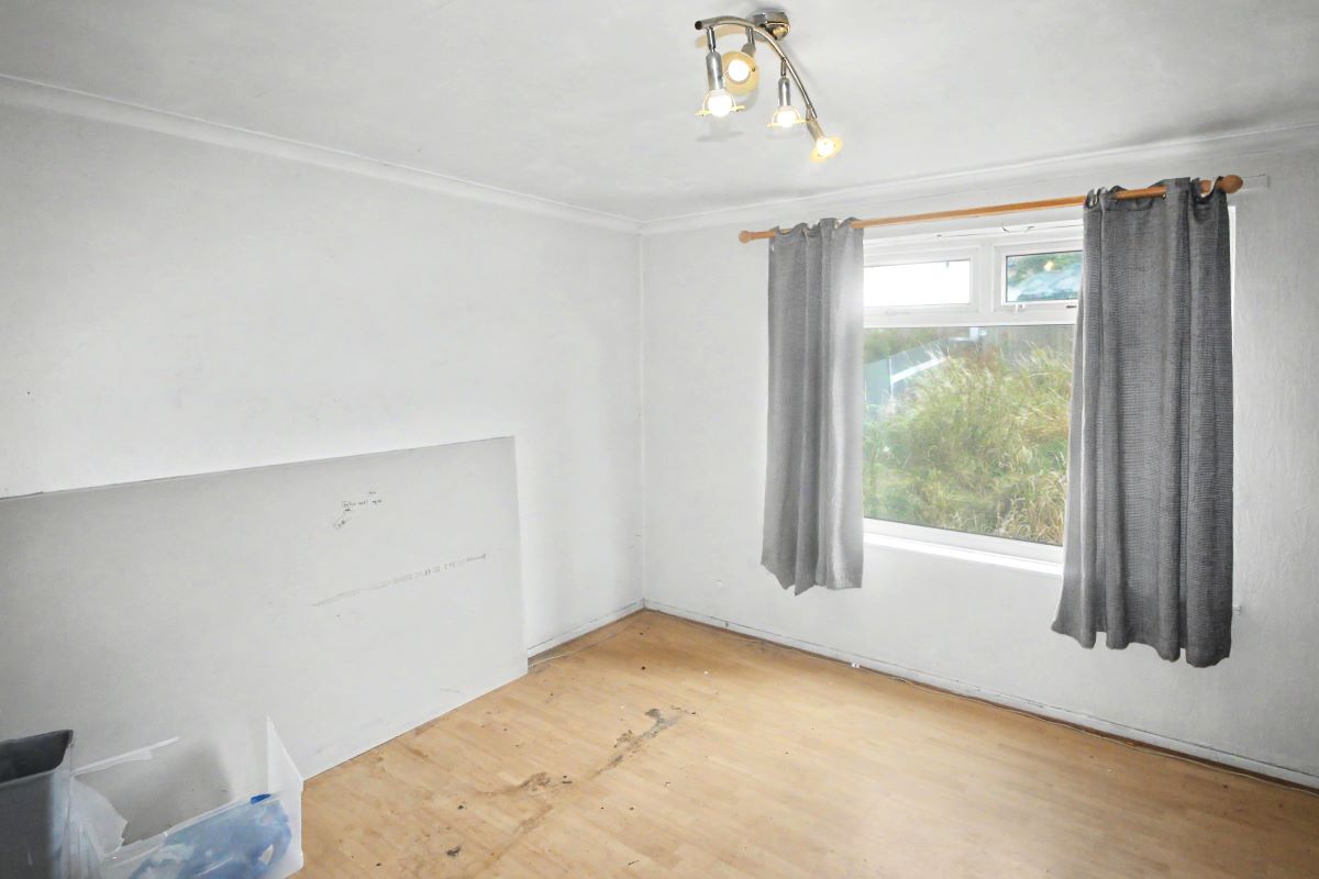 Image 4 of 18