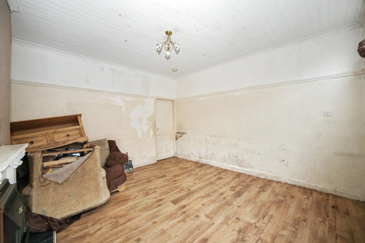 Image 4 of 16