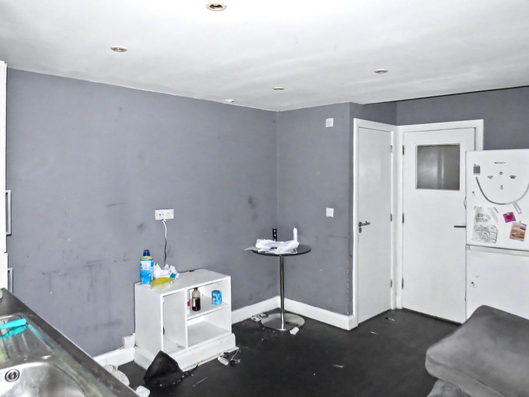 Image 4 of 19