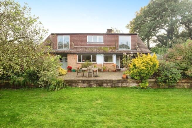LARGE FOUR BED HOME OFFERING A REFURBISHMENT OPPORTUNITY TO BE SOLD AT AUCTION
