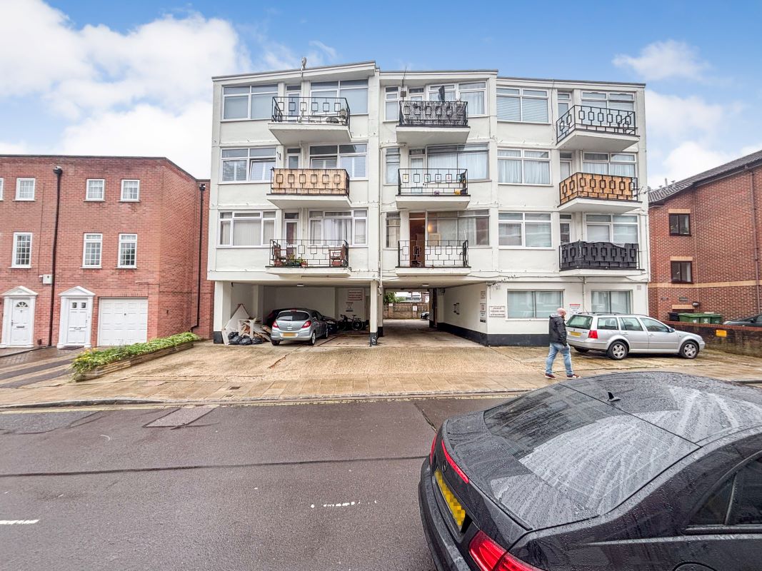 Unmodernised One Bed Apartment