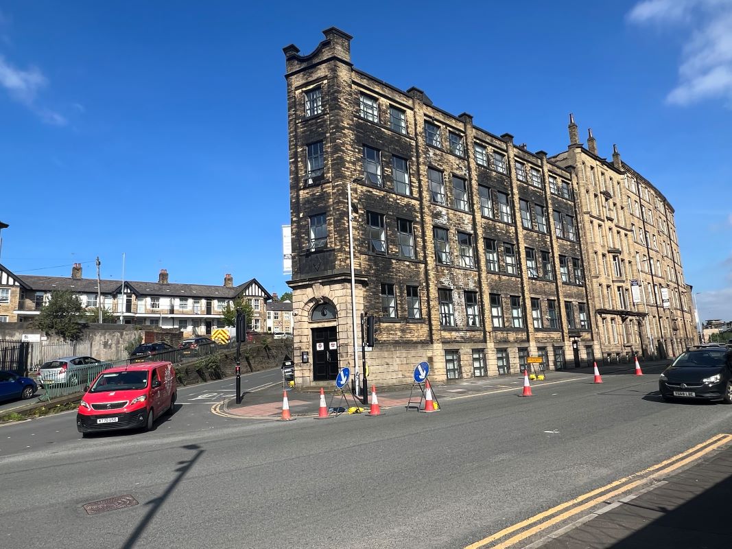 Room 51 Grattan House, 136 Sunbridge Road, Bradford, West Yorkshire, BD1 2PH