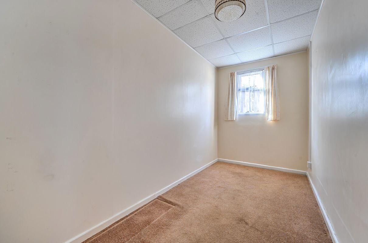 Image 4 of 20
