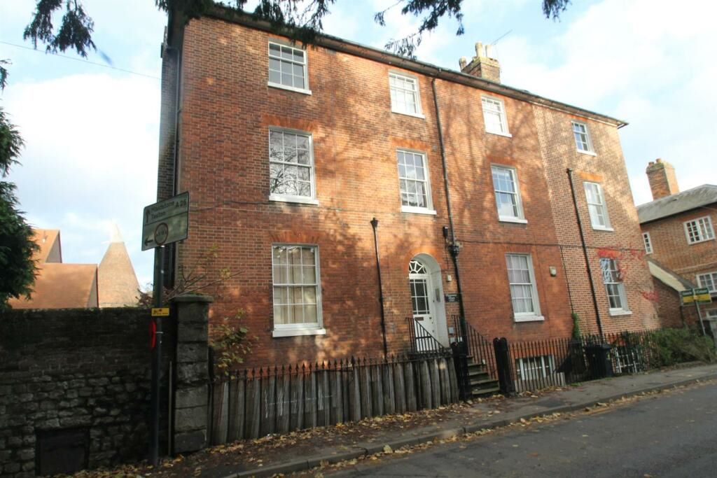 Loft Claremont House, 200 Tonbridge Road, Wateringbury, Maidstone, Kent, ME18 5NU