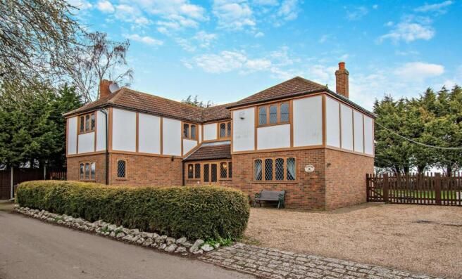 4 Bed Detached House With Separate 1 Bed Annex