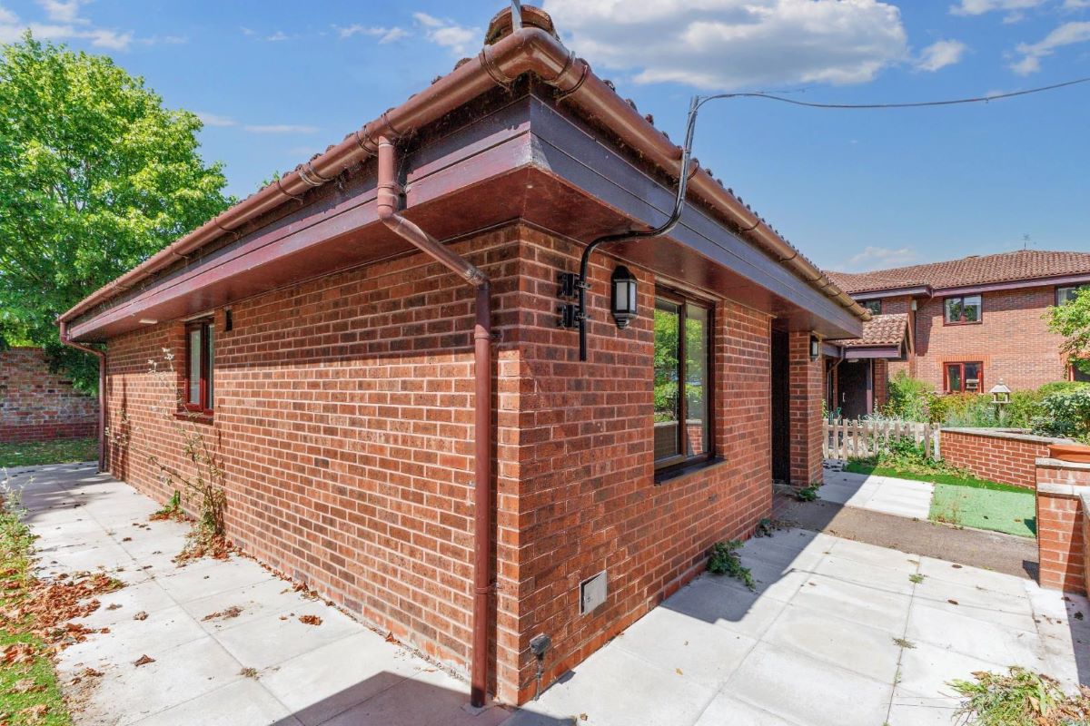 Tiddington Court, Knights Lane, Tiddington, Stratford-upon-Avon, Warwickshire, CV37 7BP