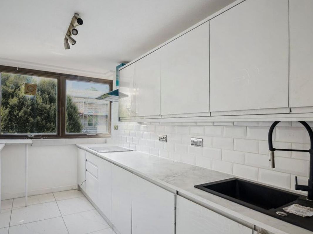 35 Tavistock Crescent — photo 2 of 7