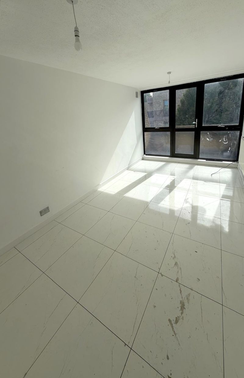 35 Tavistock Crescent — photo 3 of 7
