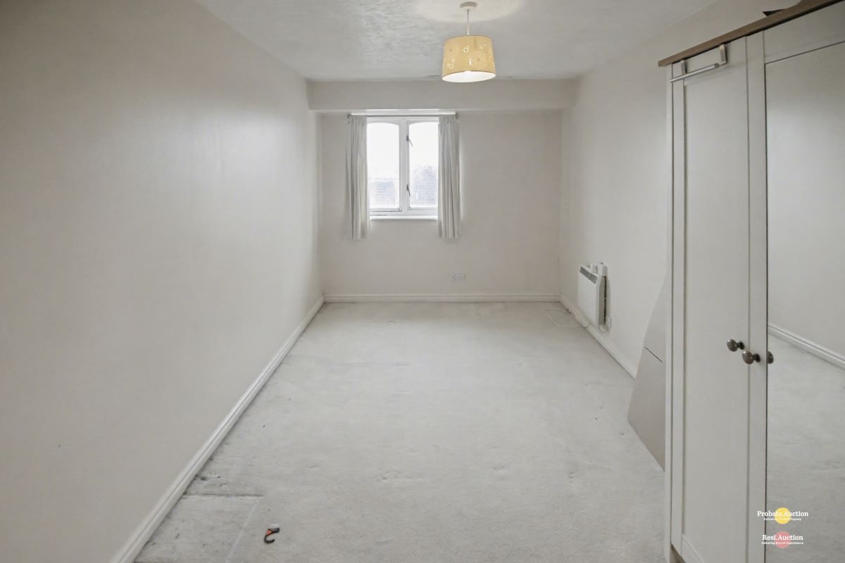 Flat 10 Brockhurst Gate, 141 De La Warr Road, Bexhill-on-Sea, East Sussex, TN40 2JJ