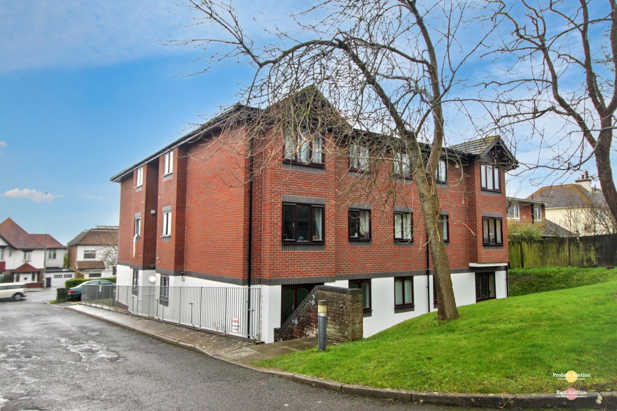 Flat 10 Brockhurst Gate, 141 De La Warr Road, Bexhill-on-Sea, East Sussex, TN40 2JJ