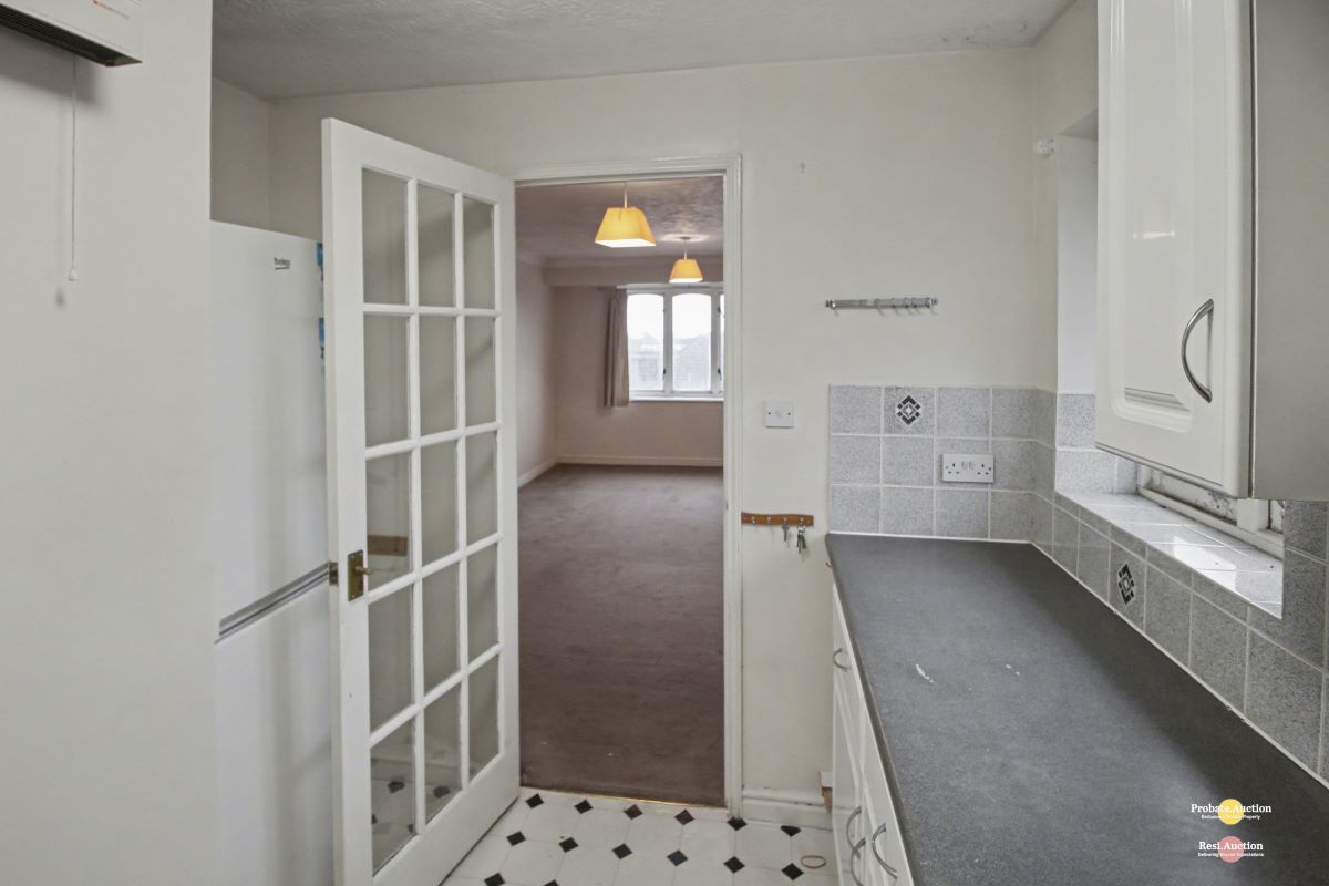 Flat 10 Brockhurst Gate, 141 De La Warr Road, Bexhill-on-Sea, East Sussex, TN40 2JJ