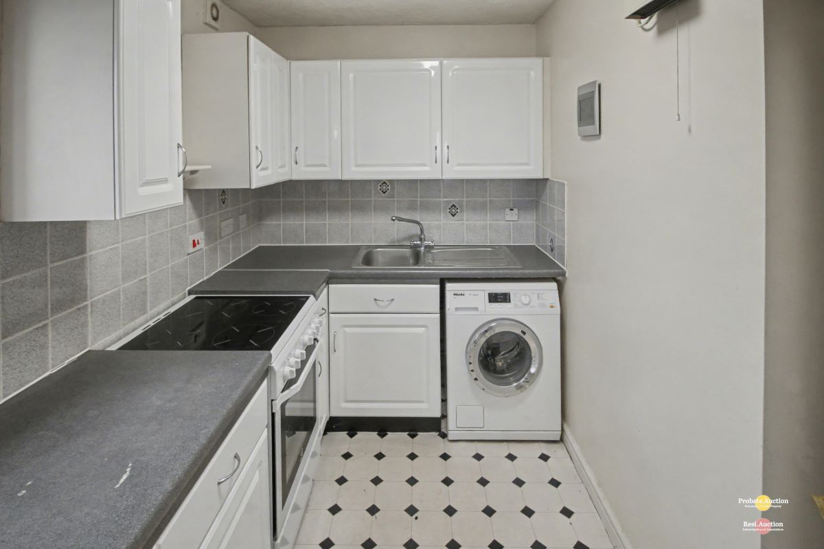 Flat 10 Brockhurst Gate, 141 De La Warr Road, Bexhill-on-Sea, East Sussex, TN40 2JJ