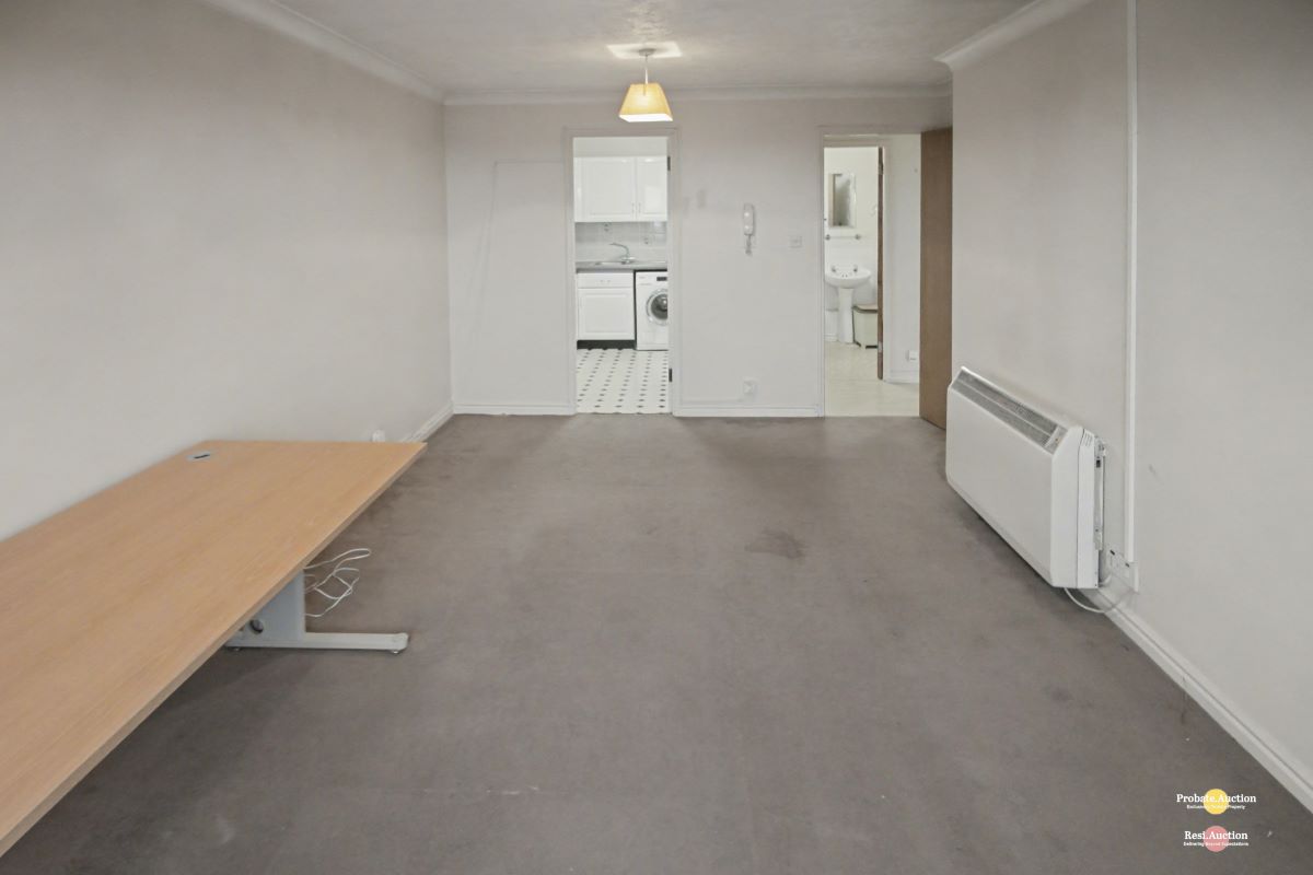 Flat 10 Brockhurst Gate, 141 De La Warr Road, Bexhill-on-Sea, East Sussex, TN40 2JJ