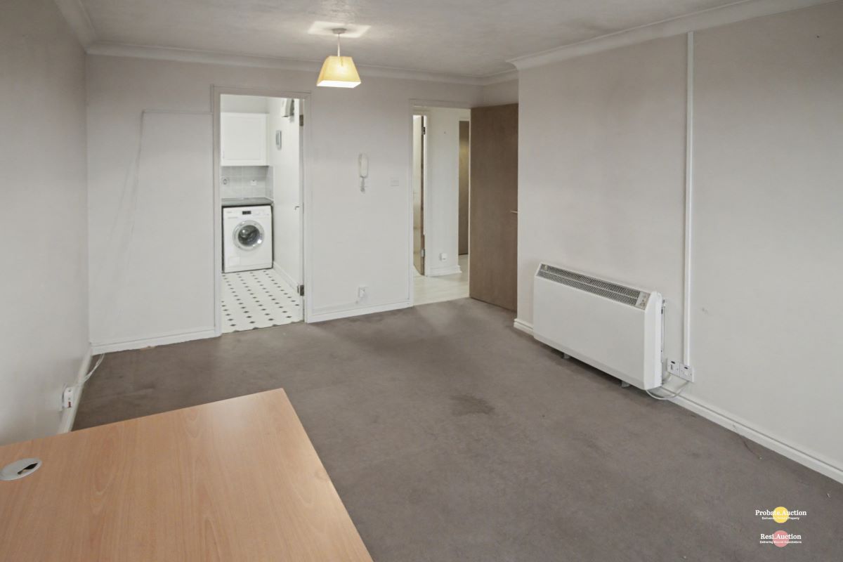 Flat 10 Brockhurst Gate, 141 De La Warr Road, Bexhill-on-Sea, East Sussex, TN40 2JJ