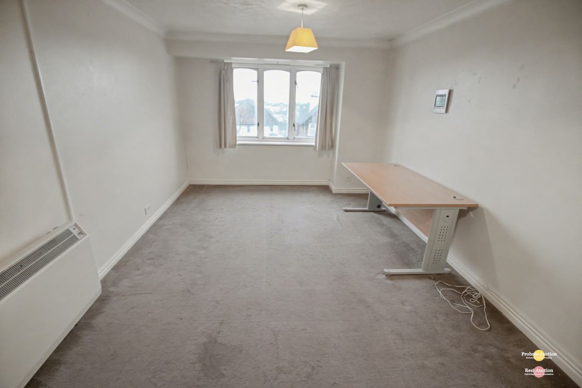 Flat 10 Brockhurst Gate, 141 De La Warr Road, Bexhill-on-Sea, East Sussex, TN40 2JJ
