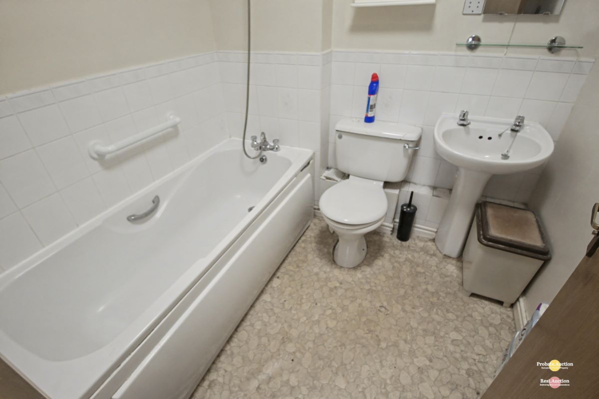 Flat 10 Brockhurst Gate, 141 De La Warr Road, Bexhill-on-Sea, East Sussex, TN40 2JJ