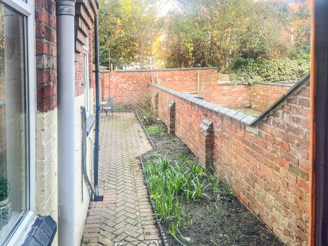 16 Whitworth Road, Northampton, Northamptonshire, NN1 4HG