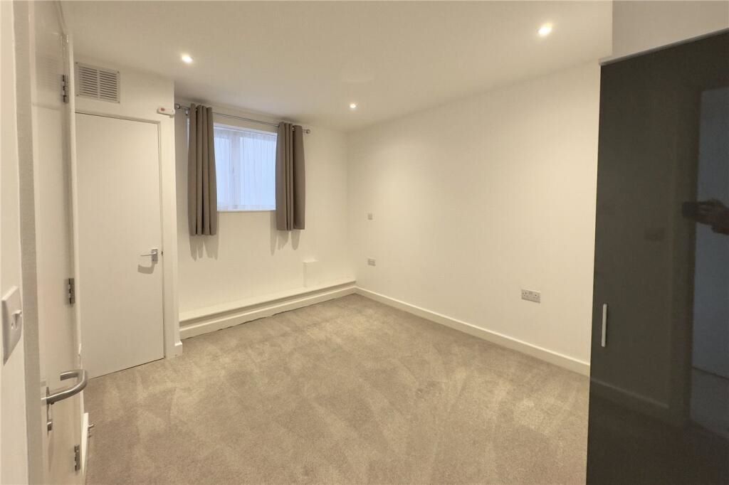 Flat 2 Oak End Court, 34 Oak End Way, Gerrards Cross, Buckinghamshire, SL9 8BR