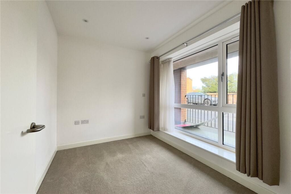 Flat 2 Oak End Court, 34 Oak End Way, Gerrards Cross, Buckinghamshire, SL9 8BR