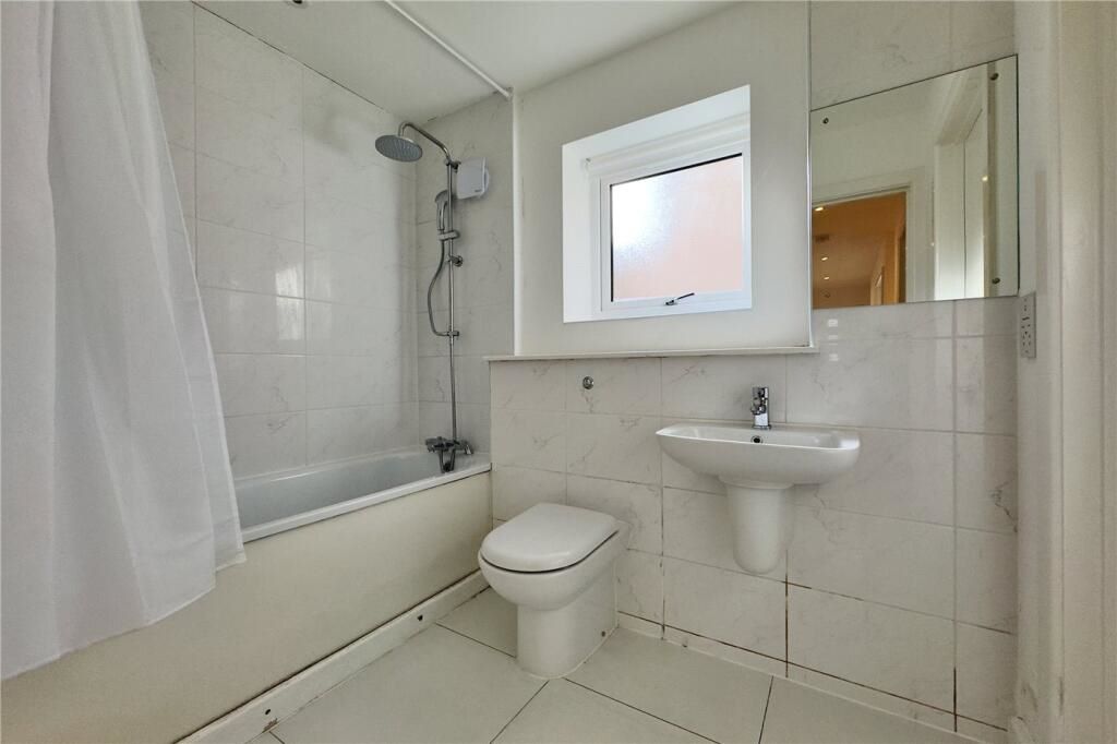 Flat 2 Oak End Court, 34 Oak End Way, Gerrards Cross, Buckinghamshire, SL9 8BR