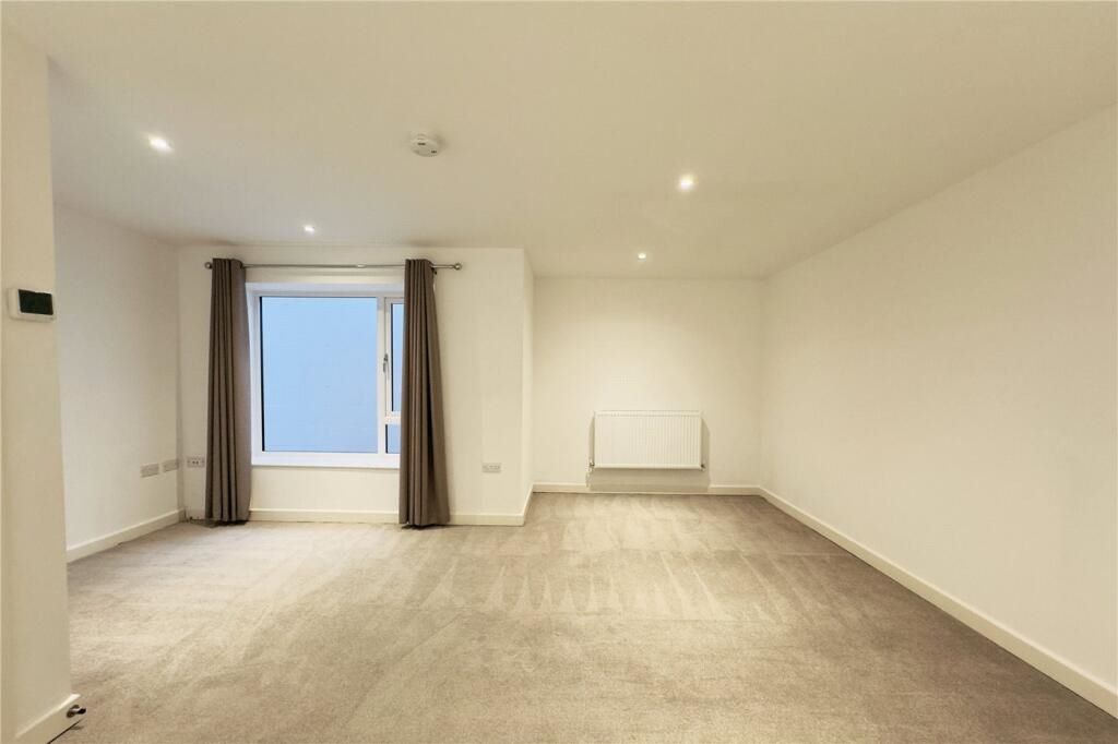 Flat 2 Oak End Court, 34 Oak End Way, Gerrards Cross, Buckinghamshire, SL9 8BR