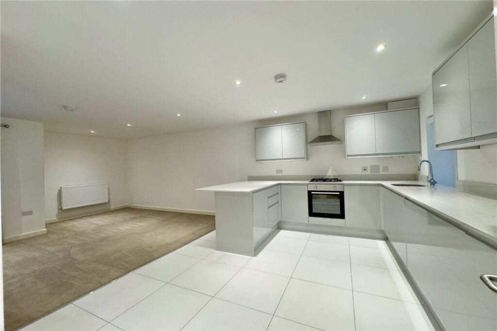 Flat 2 Oak End Court, 34 Oak End Way, Gerrards Cross, Buckinghamshire, SL9 8BR