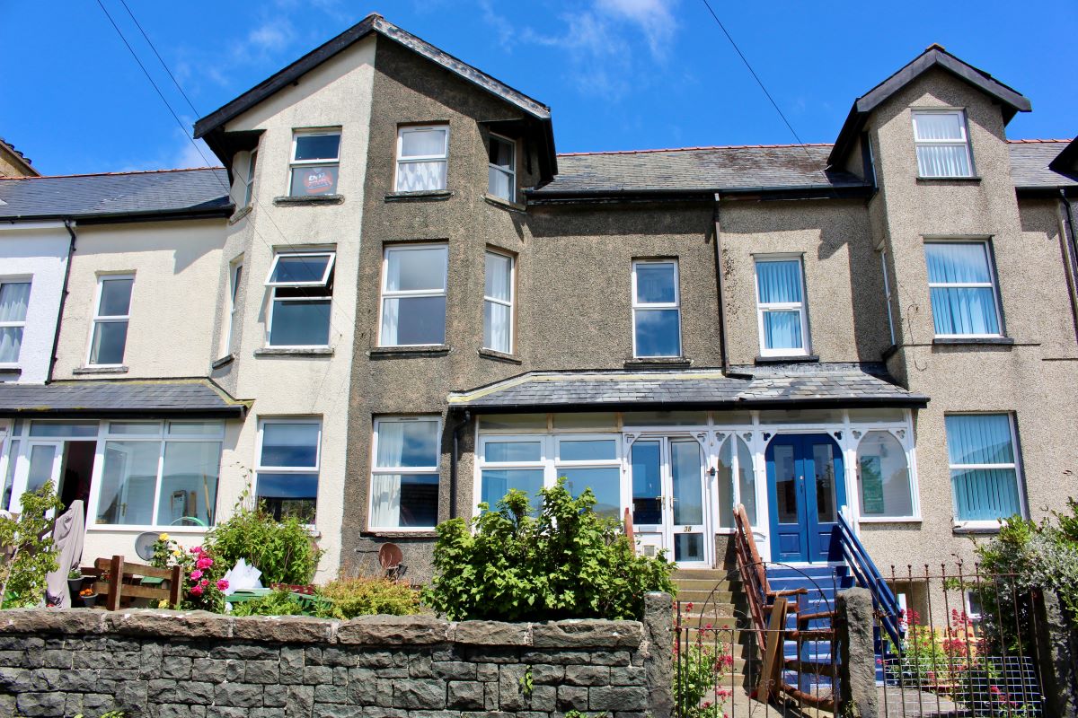 Property for Auction in South Yorkshire - 38 Belgrave Road, Fairbourne, Gwynedd, LL38 2AZ