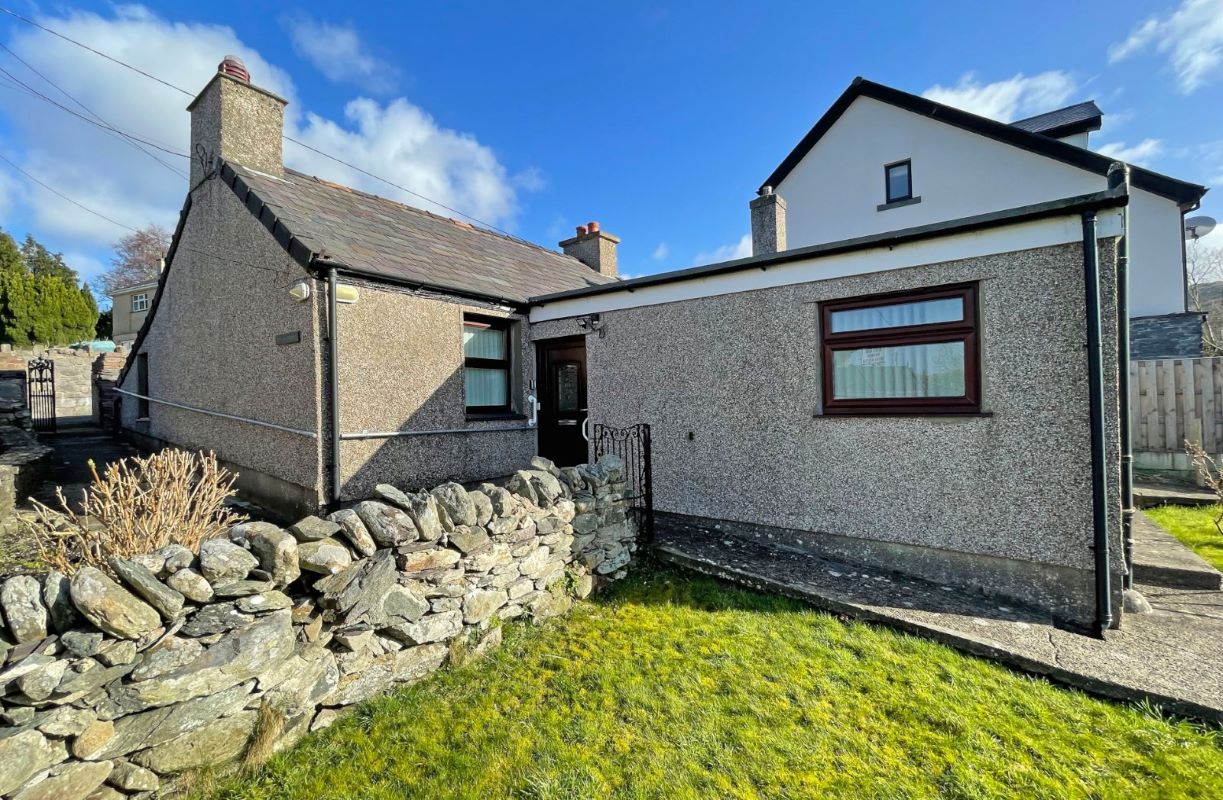 Property for Auction in Wales - Tan Y Caerau, Tan Y Caerau Clwt-Y-Bont, Caernarfon, Gwynedd, LL55 3EB