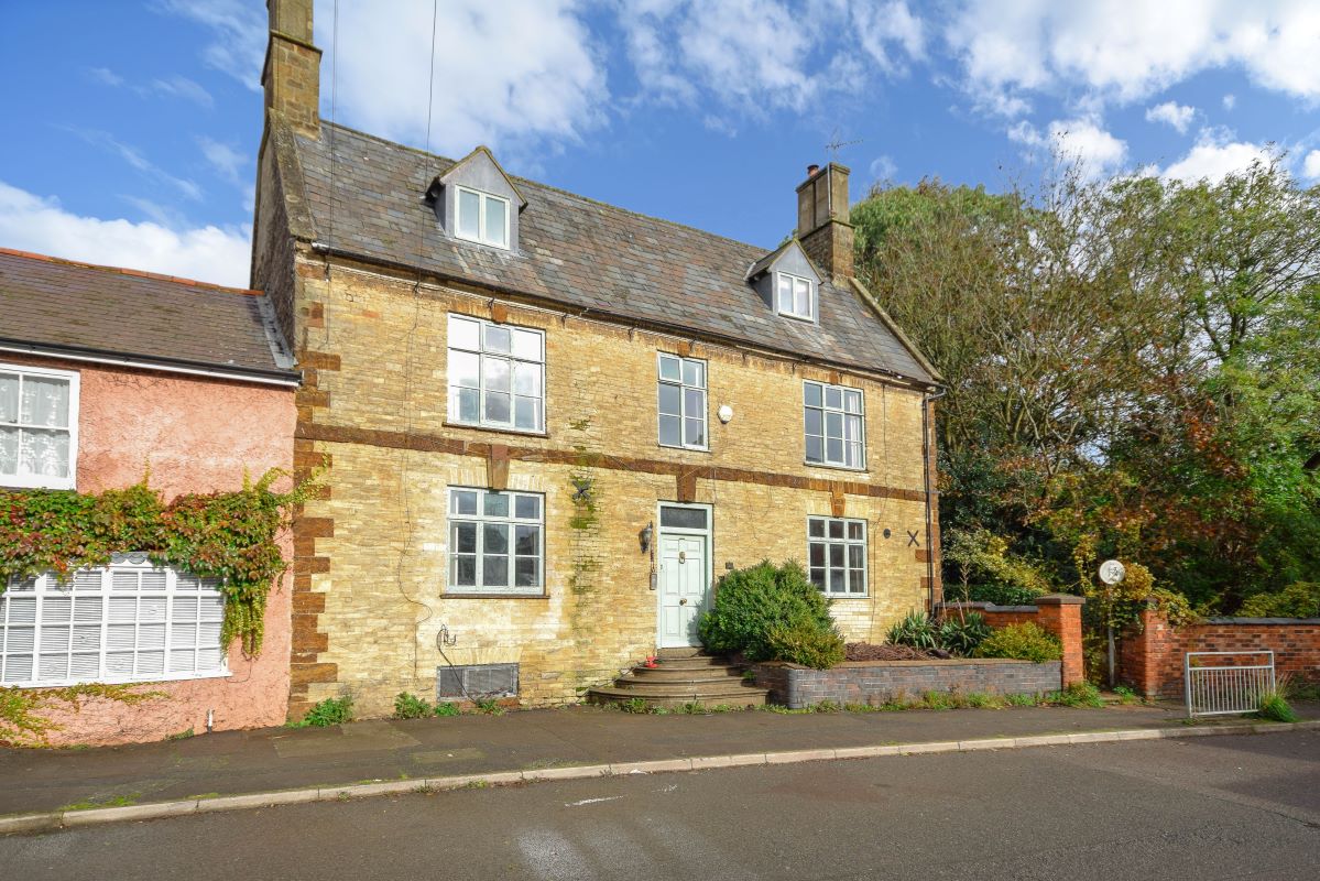 Property for Auction in Northamptonshire - 55 High Street, Finedon, Wellingborough, Northamptonshire, NN9 5JN