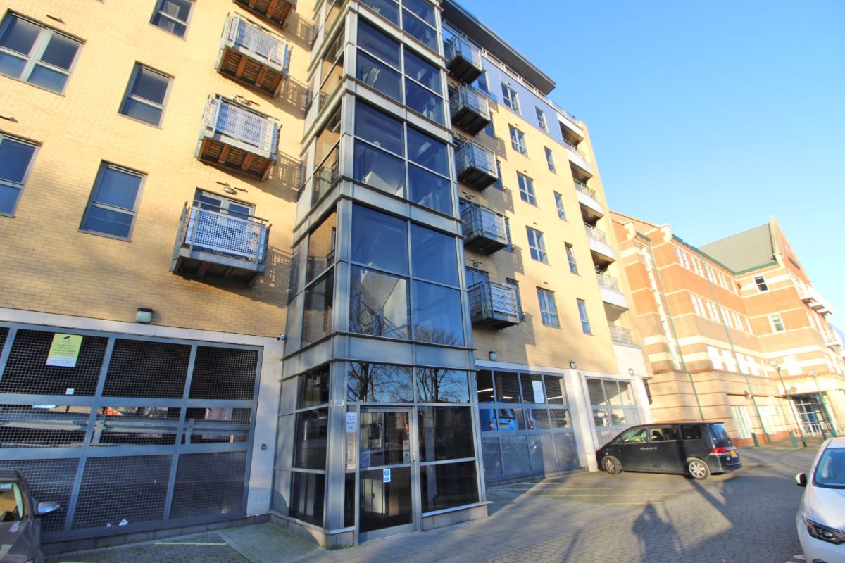 Property for Auction in Hull & East Yorkshire - Apartment 4 Queens Court, 57 Queens Dock Avenue, Hull, HU1 3DR