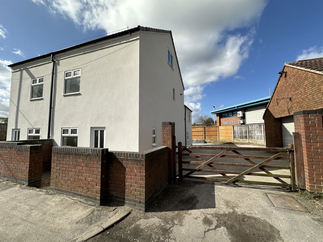 Property for Auction in Nottinghamshire & Derby - Kirkby Folly Road, Sutton-In-Ashfield, Nottinghamshire, NG17 5HN