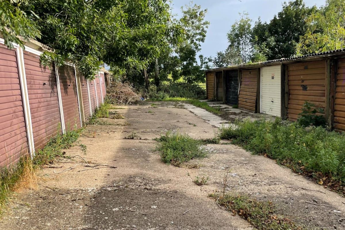 Property for Auction in Lincolnshire - Garage 1 Springhill Road, Aylesbury, Buckinghamshire, HP18 0TF