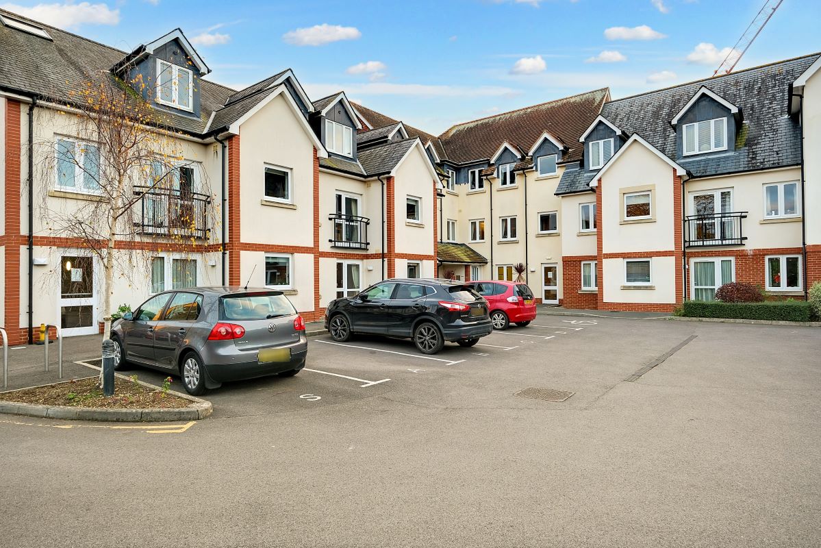 Property for Auction in South Yorkshire - 8 Farringford Court 1 Avenue Road, Lymington, Hampshire, SO41 9PA