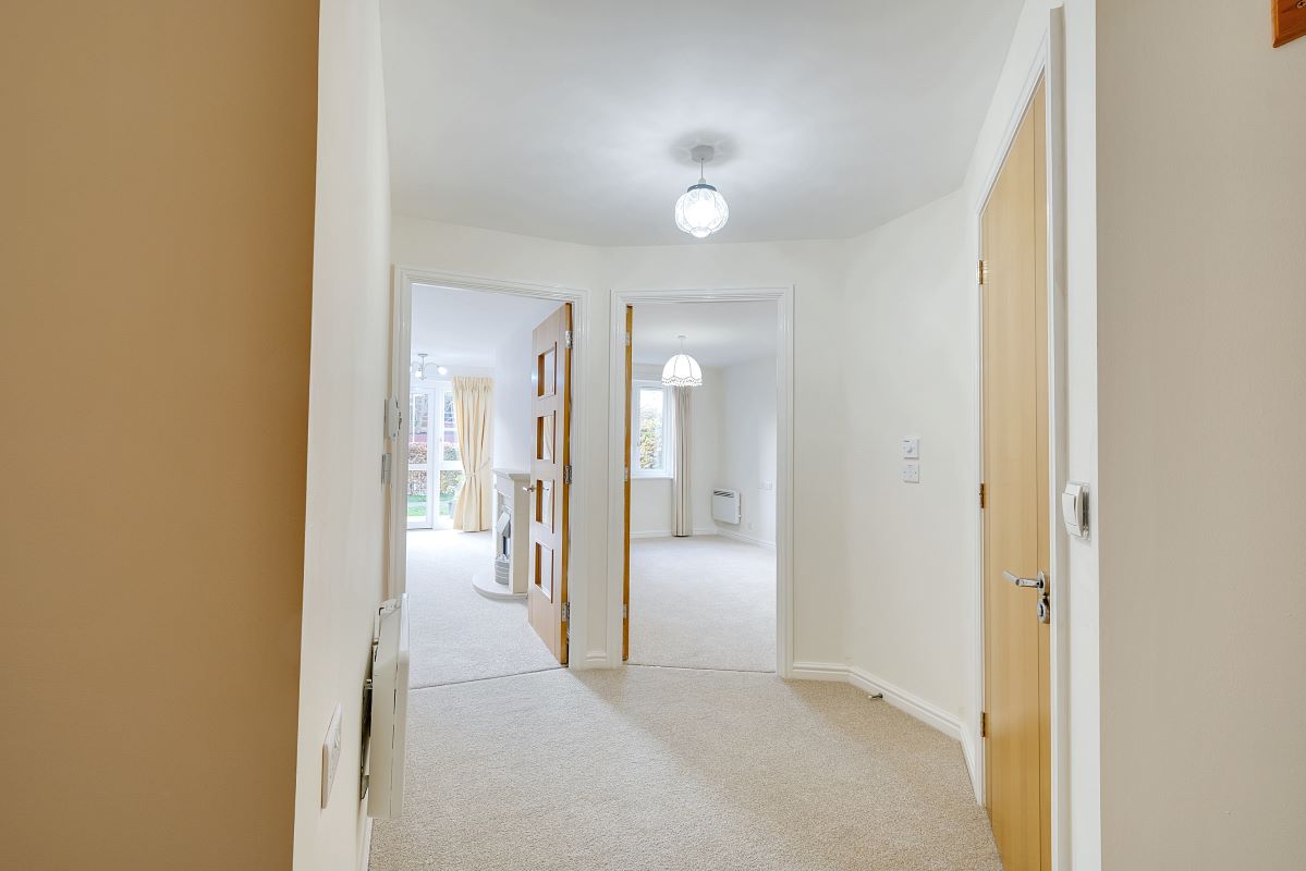 8 Farringford Court 1 Avenue Road, Lymington, Hampshire, SO41 9PA