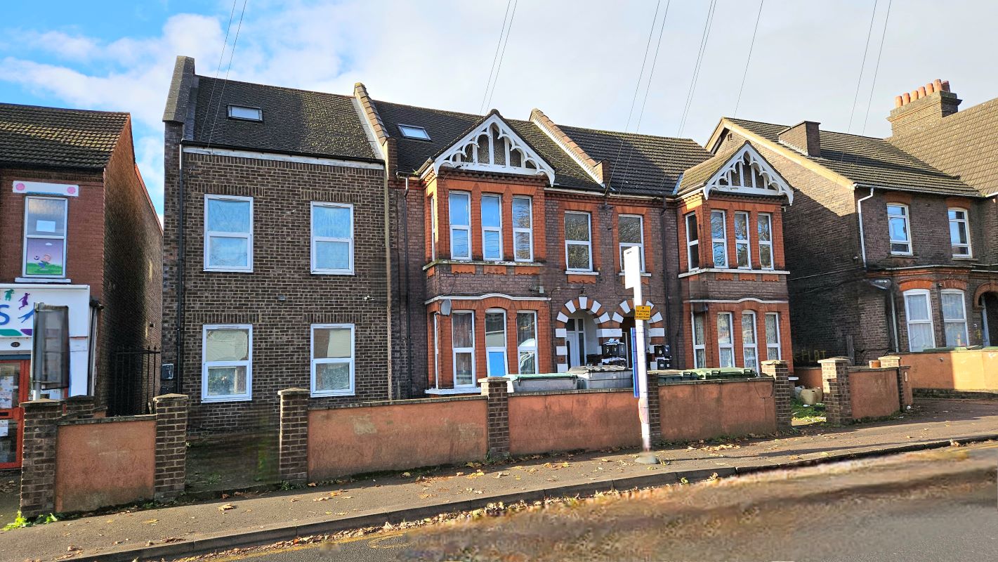 Property for Auction in Bedfordshire and Buckinghamshire - Flat 16, 23-25 Biscot Road, Luton, Bedfordshire, LU3 1AH