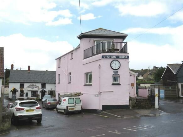 Property for Auction in South West - Flat 3 Station House, Watchet, Somerset, TA23 0AW