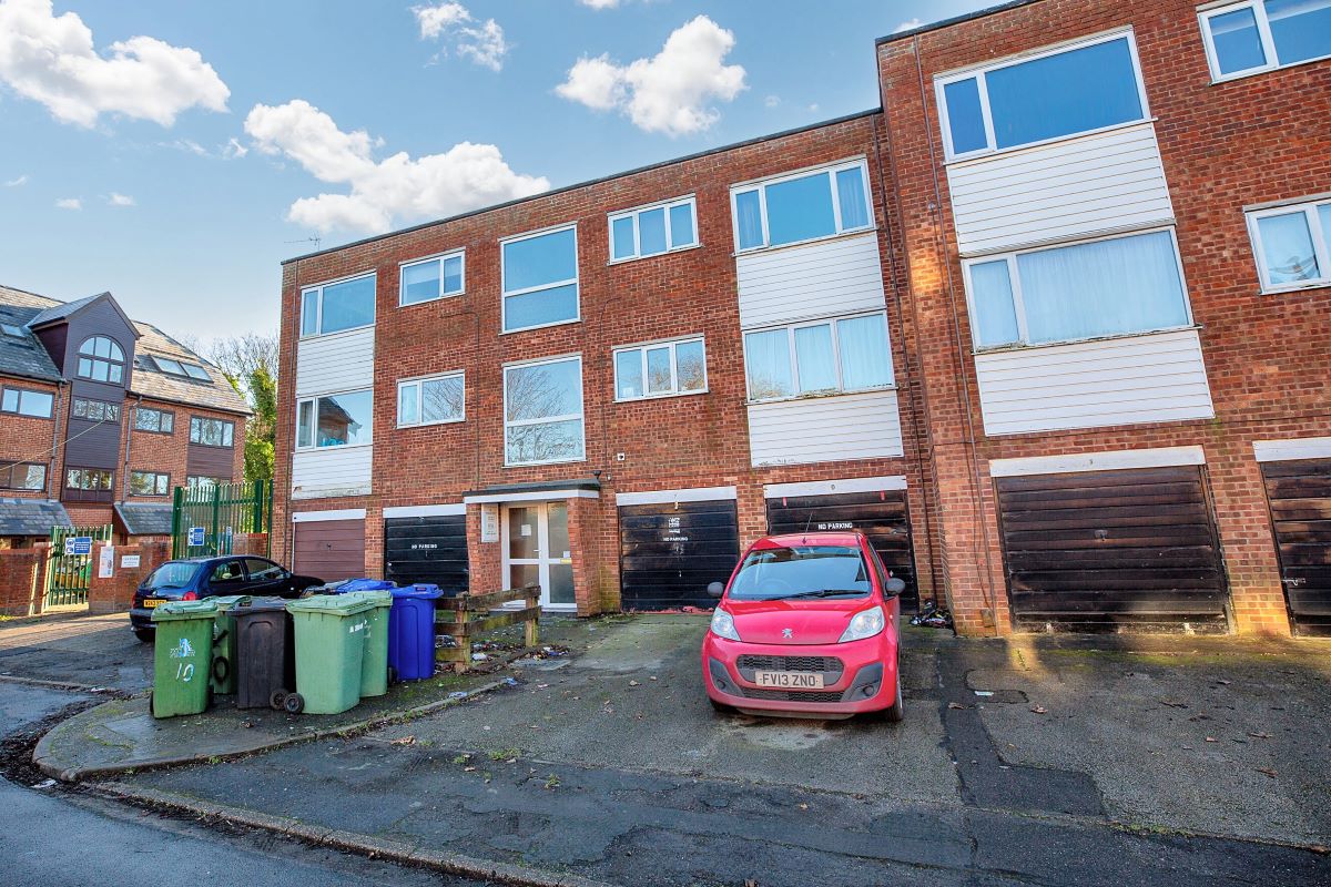 Property for Auction in South Yorkshire - Flat 1 16 Thorgam Court, Grimsby, South Humberside, DN31 2EU